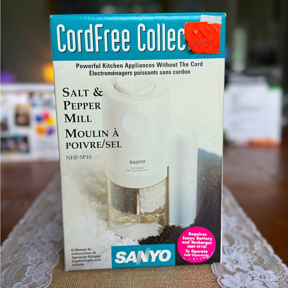 Sanyo Cordfree Collection Salt and Pepper Mill New Old Stock in Box